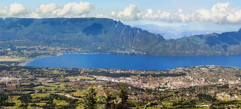 <strong>Une ville entre lac et montagne</strong>