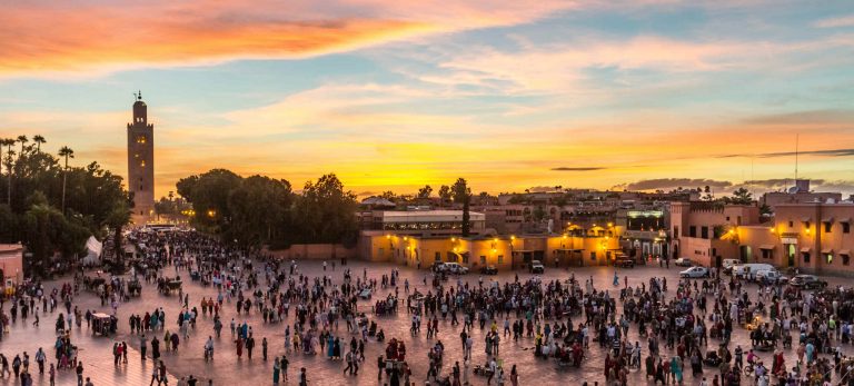 Le célèbre marché Jamaa-el-Fna au coucher de soleil