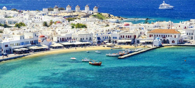 <strong>Mykonos : maisons blanches, moulins à vent et la mer bleu turquoise</strong>