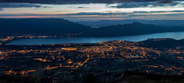 <strong>Une ville entre lac et montagne</strong>