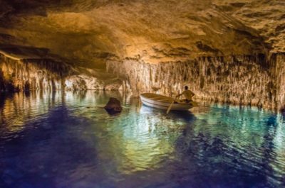Excursion dans la grotte bleue de Bisevo