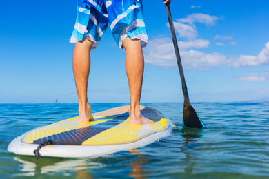 Stand-up paddle sur un lac