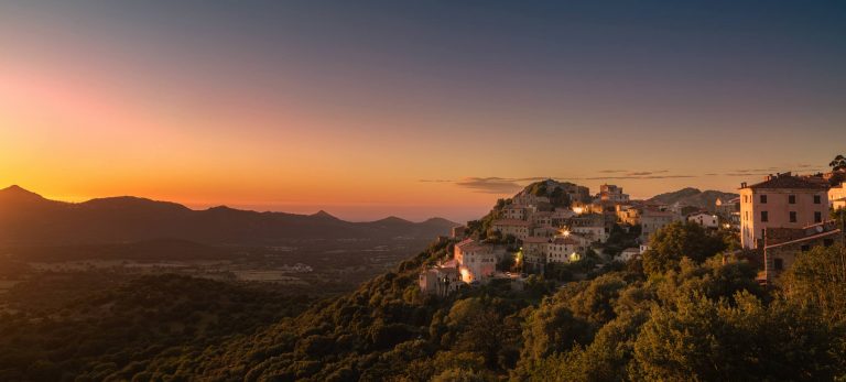 <strong>Coucher de soleil sur le village de Belgodere</strong>