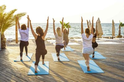 Cours de yoga sur la plage